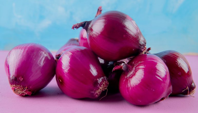 close-up view of red onions on purple surface and blue background with copy space SSUCv3H4sIAAAAAAAACpyRwW7DIAyG75P2DhHnRkpCkzZ7lWoHh3gJKoUKyKap6rvPQKg474Y/27/9m8f7W1WxCZwU7KN6hIhiqdTmvAUvjSbcHHZuUc9oS4Kz9MZKUCWcwItVww0J6k2pgJ8xyZwHvzl0YdiOBHhcSCPBl0Ta6JLiKidikjooxdihYG6bIssoif+rMz0+sxtYUIvfuHBhxKJCSEYuqZRdfzzaW2kNtlmawtW3EaBCAS+U7lYKqZeizfg1Xjm3CbNpb8MKr82ZMuYOkwon/iJNzHwF56h8zrwYJOhPza2Yo42PBnZVNtNPhLDlHW/Pp7Hj57FtRt4Oe0H6vVWSTlwnC1EsrnIurcuwAeMcgXf9WE/QDvWxF8caTtjXzXgW0zB0fd82dPjnHwAAAP//AwALjl23hwIAAA==